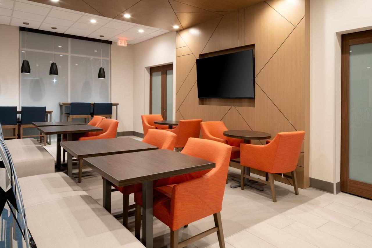 Holiday Inn Express & Suites - Hollister By Ihg Exterior photo