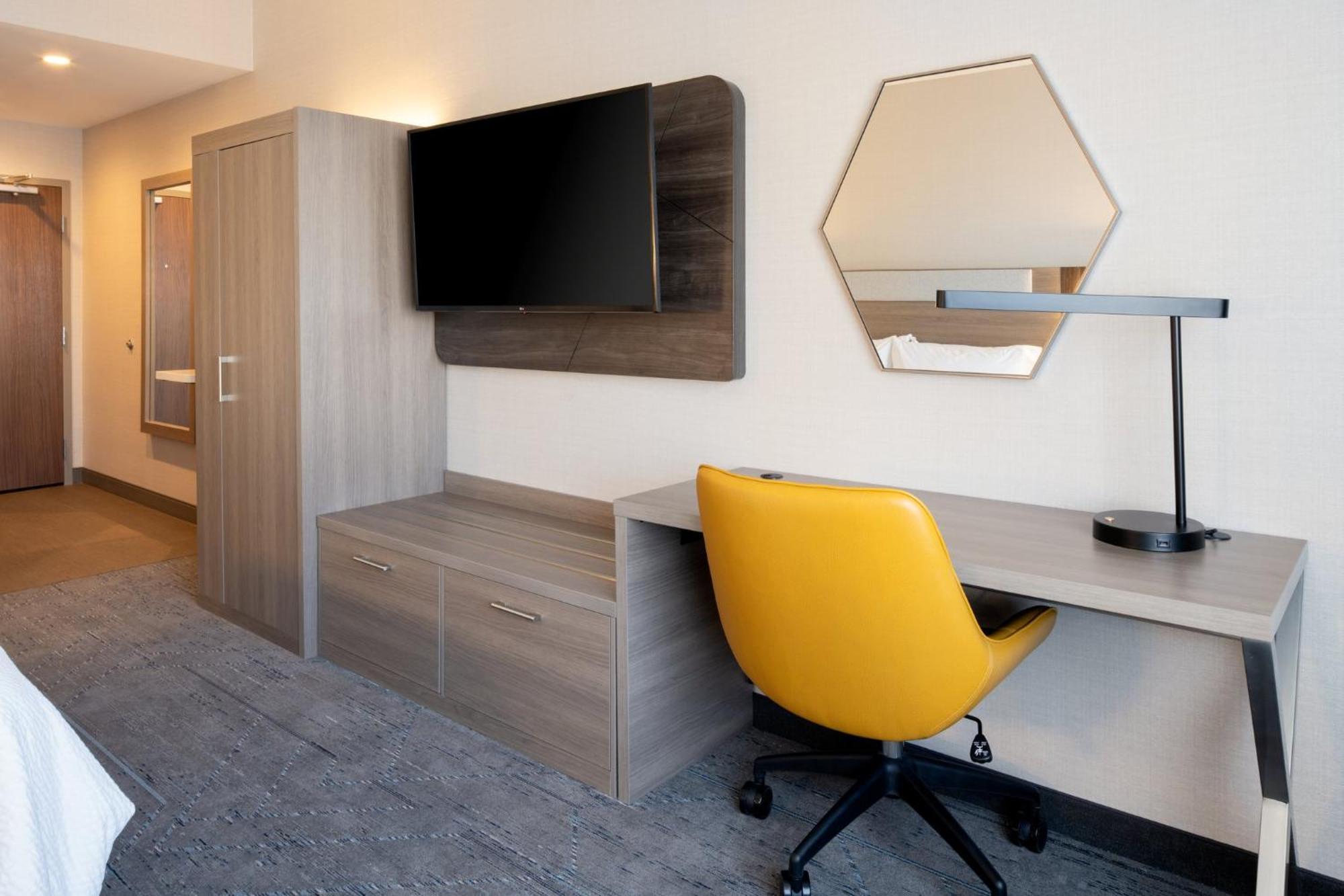 Holiday Inn Express & Suites - Hollister By Ihg Exterior photo