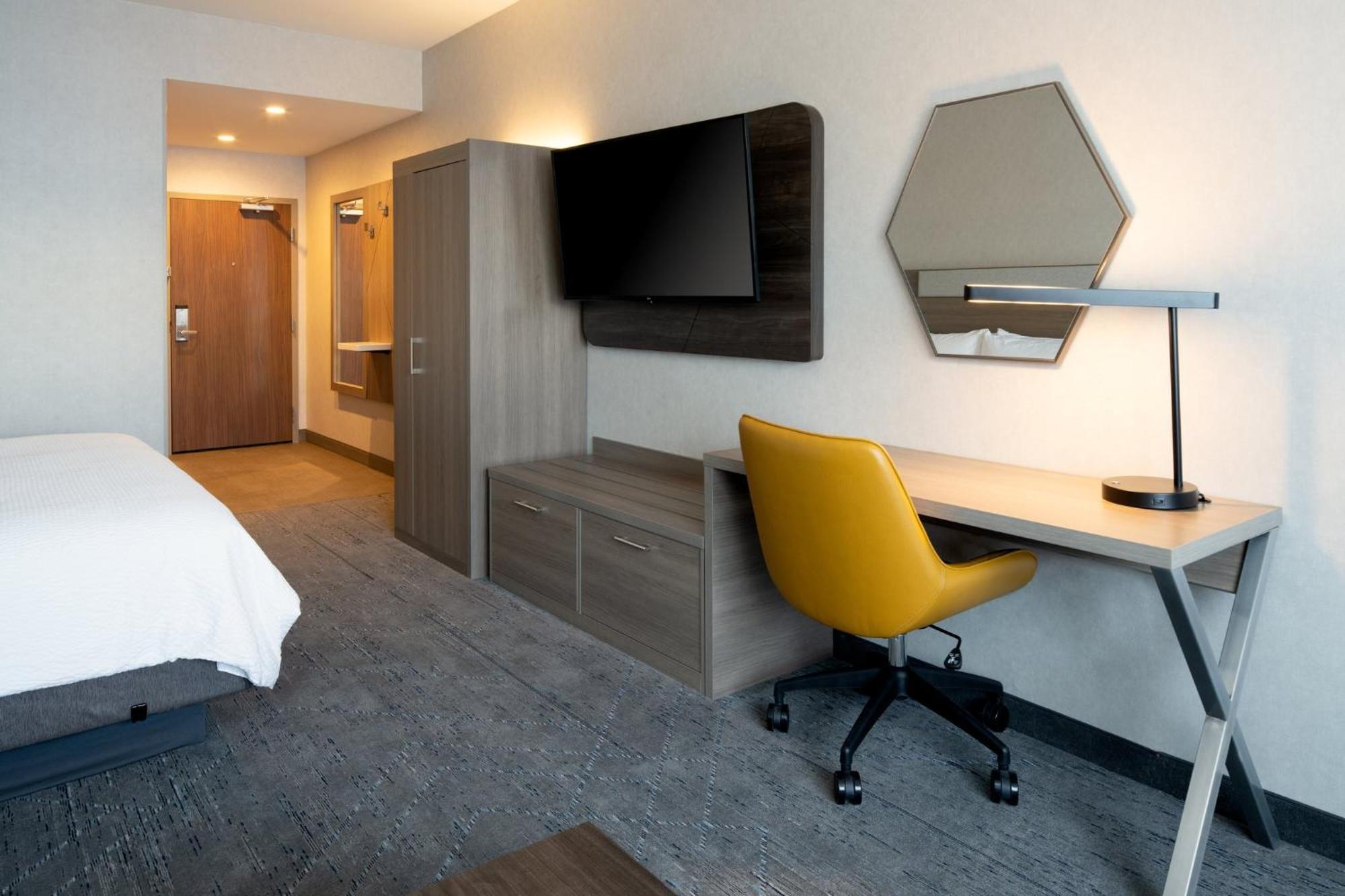 Holiday Inn Express & Suites - Hollister By Ihg Exterior photo